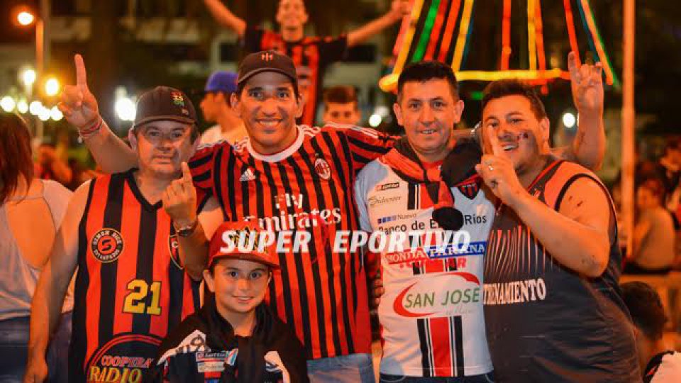 La Plaza 1º de Mayo se copó de hinchas Rojinegros.