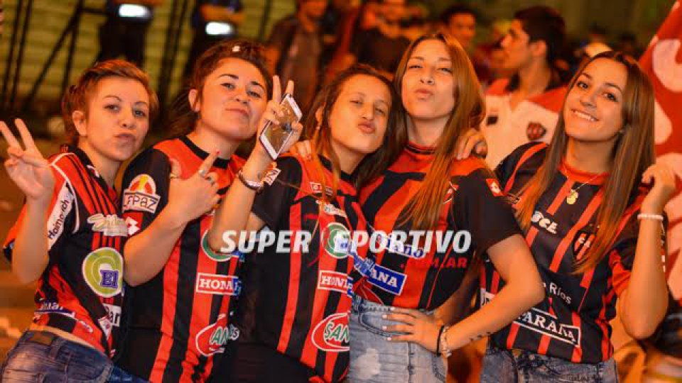 La Plaza 1º de Mayo se copó de hinchas Rojinegros.