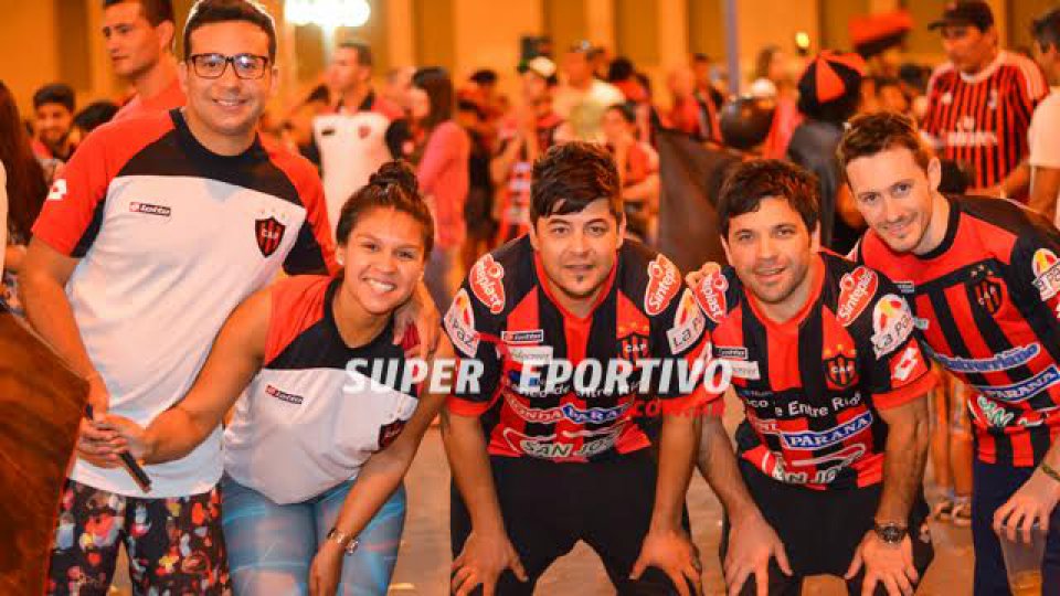 La Plaza 1º de Mayo se copó de hinchas Rojinegros.