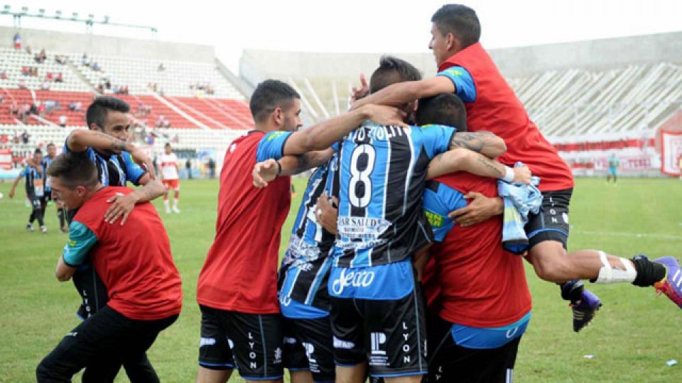 Almagro vuelve a la B Nacional luego de empatar frente a Morón.