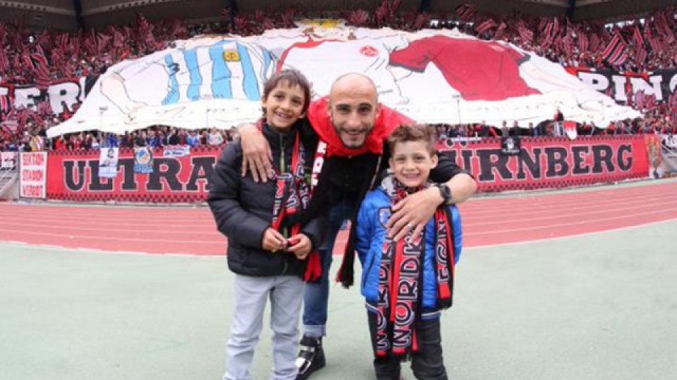 Javier junto a sus hijos en el estadio donde será homenajeado.