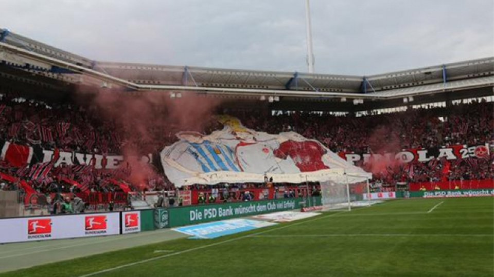 La enorme bandera que la hinchada de la Leyenda le dedicó al defensor argentino.