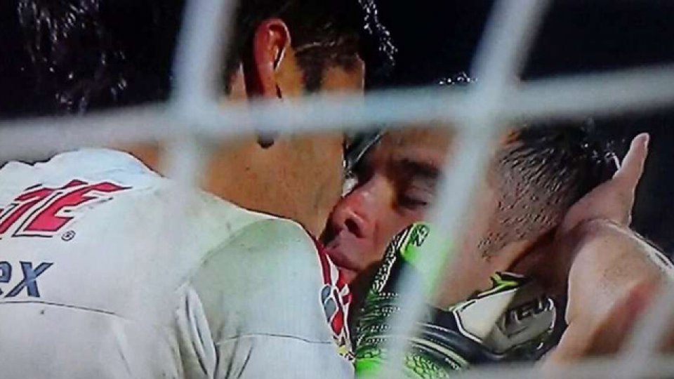 El Arquero de la Selección Argentina besó a un compañero tras salir campeón.