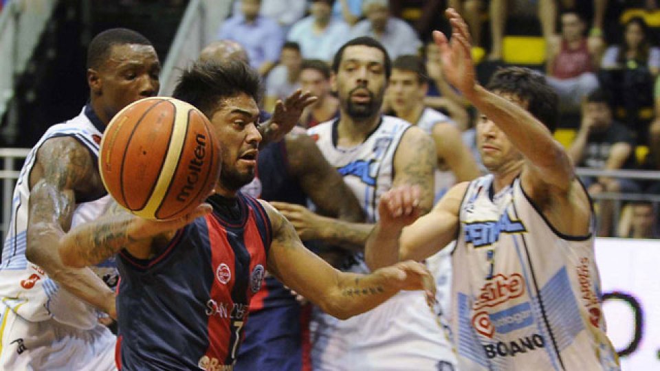 En el partido entre San Lorenzo y Peñarol terminó en batalla campal.
