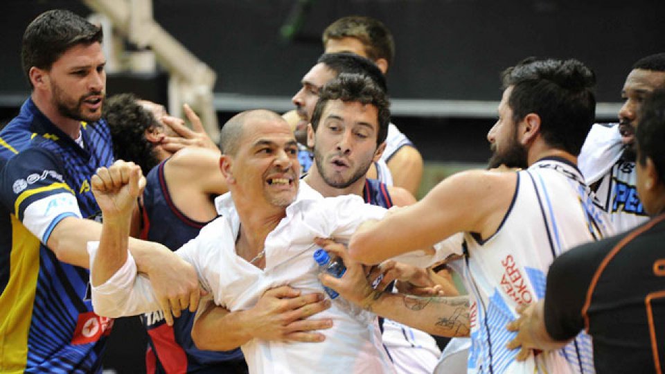 El DT de la selección tuvo que ser agarrado por los jugadores.