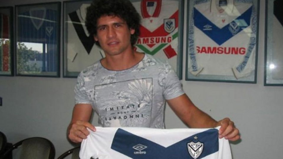 El mediocampista paraguayo posa con la casaca de Vélez.