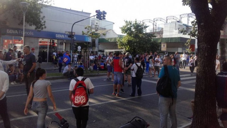 Los hinchas de San Lorenzo cortan la calle y bloquean el acceso al supermercado.