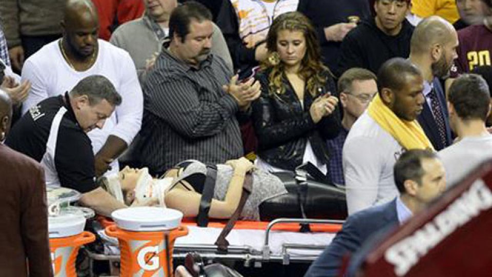 Así se retiraba Ellie Day, quien dejó el estadio en ambulancia.