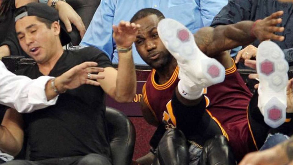 King James cayó con sus 113 kilos sobre la primera fila.