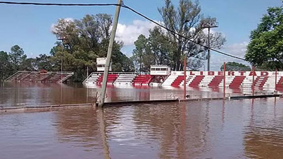 El agua golpea fuerte al estadio de Libertad. (Foto: Concordia Deportes)