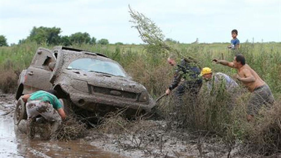 El barro marcó la segunda etapa del Dakar.
