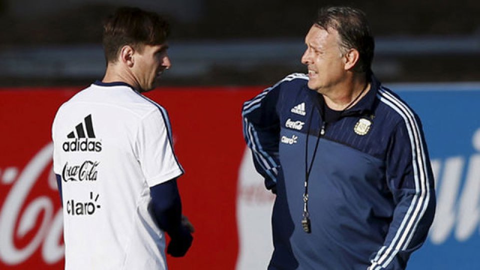 Martino busca rodear a Messi de la mejor manera posible.