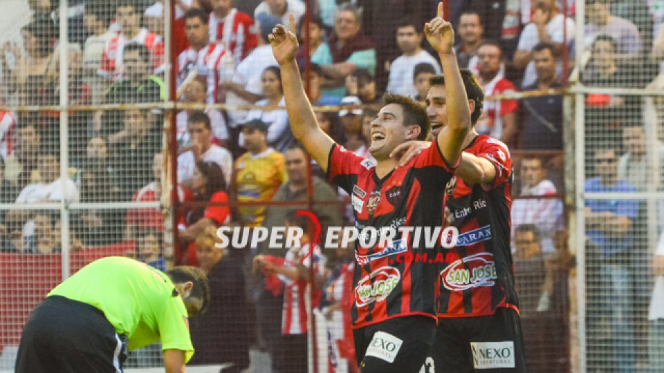 Diego Martínez festejando su gol en el triunfo de Patronato en el Mutio.