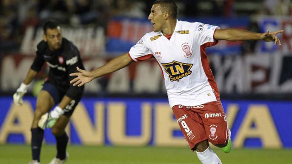 Ramón Wanchope Abila firmó su contrato con Boca pero jugará en Huracán.