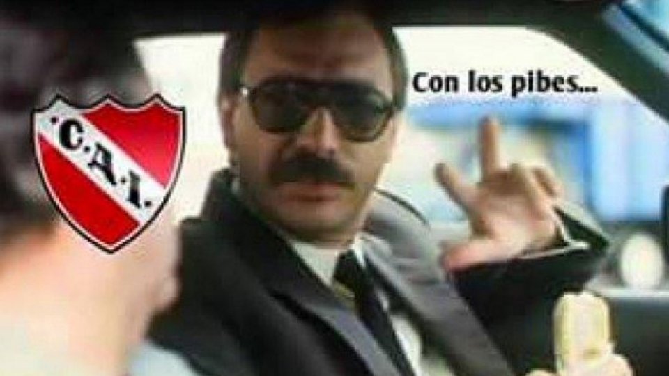 os afiches de Racing gastando a Independiente luego de la victoria en La Feliz.