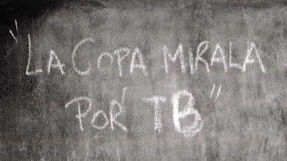 os afiches de Racing gastando a Independiente luego de la victoria en La Feliz.