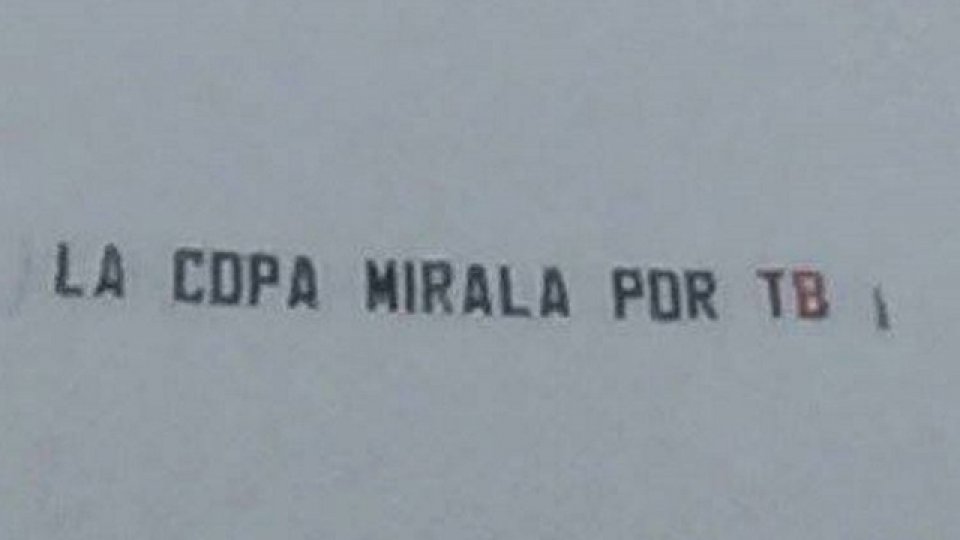 os afiches de Racing gastando a Independiente luego de la victoria en La Feliz.