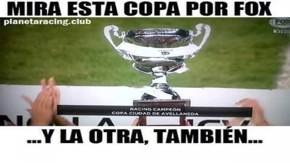 os afiches de Racing gastando a Independiente luego de la victoria en La Feliz.