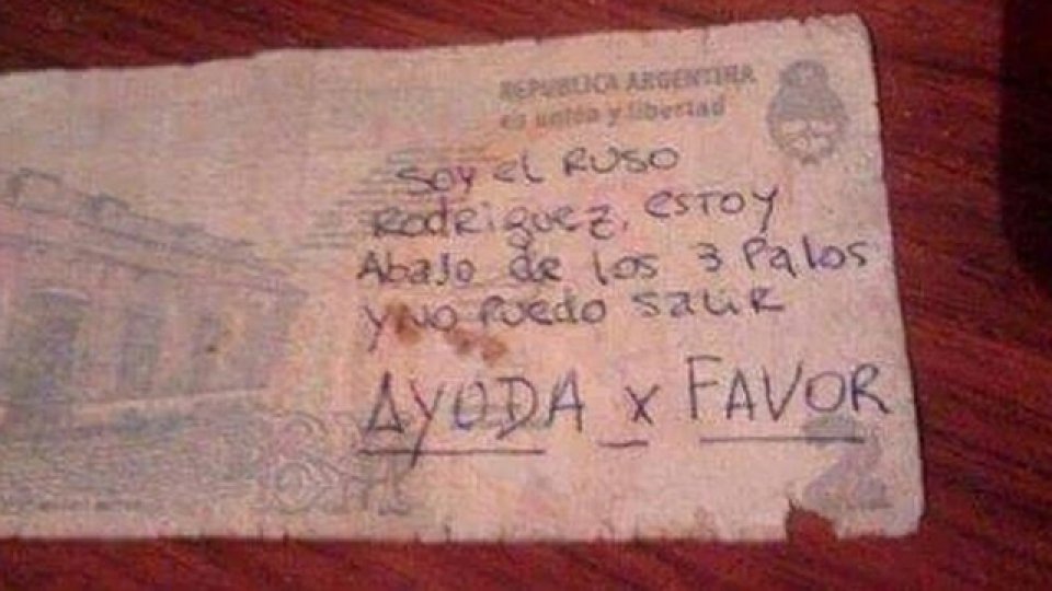 os afiches de Racing gastando a Independiente luego de la victoria en La Feliz.