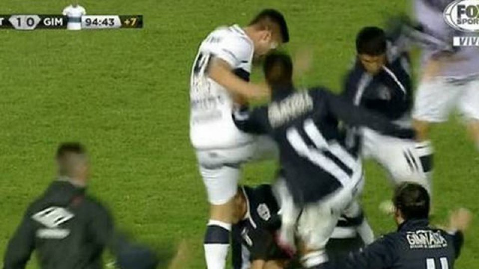 Estudiantes le ganaba a Gimnasia y el partido terminó en escándalo.