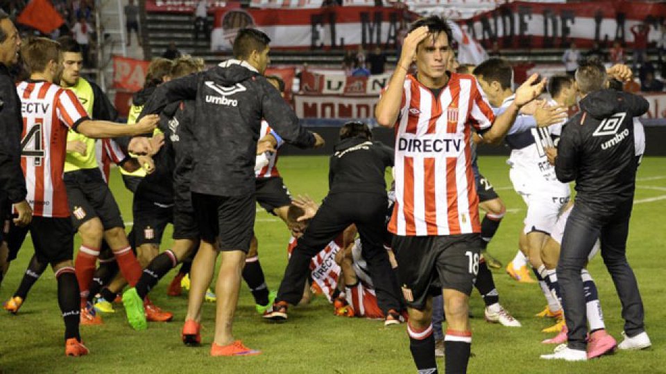 Estudiantes le ganaba a Gimnasia y el partido terminó en escándalo.