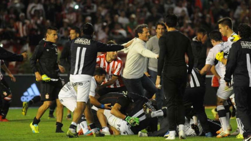 Estudiantes le ganaba a Gimnasia y el partido terminó en escándalo.