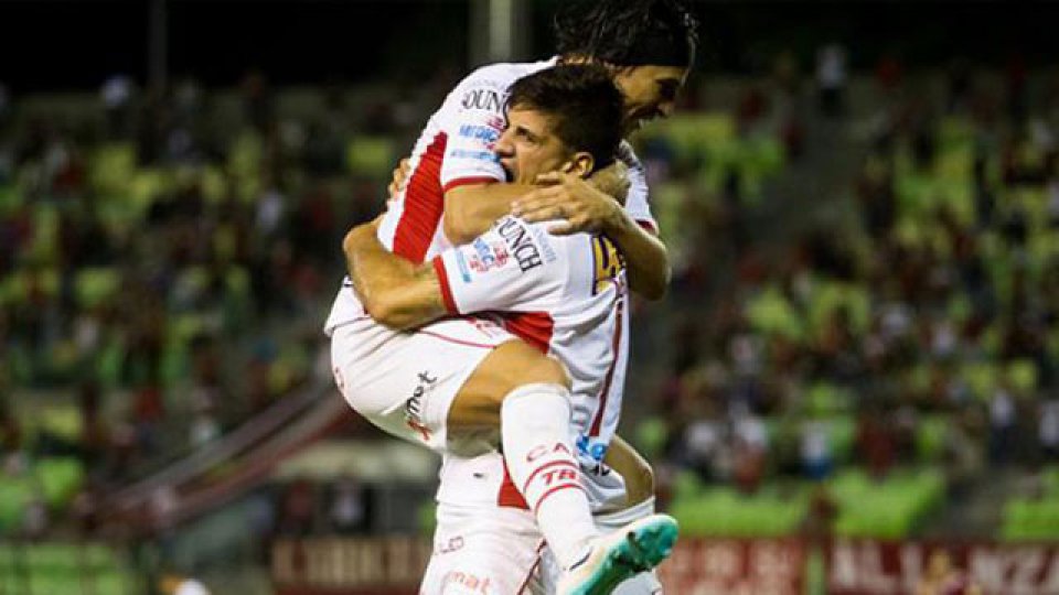 Huracán se metió en la zona de grupos.