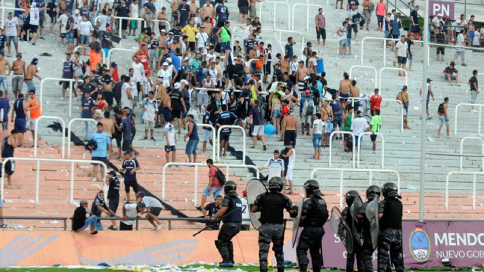 El clásico mendocino terminó con graves incidentes.