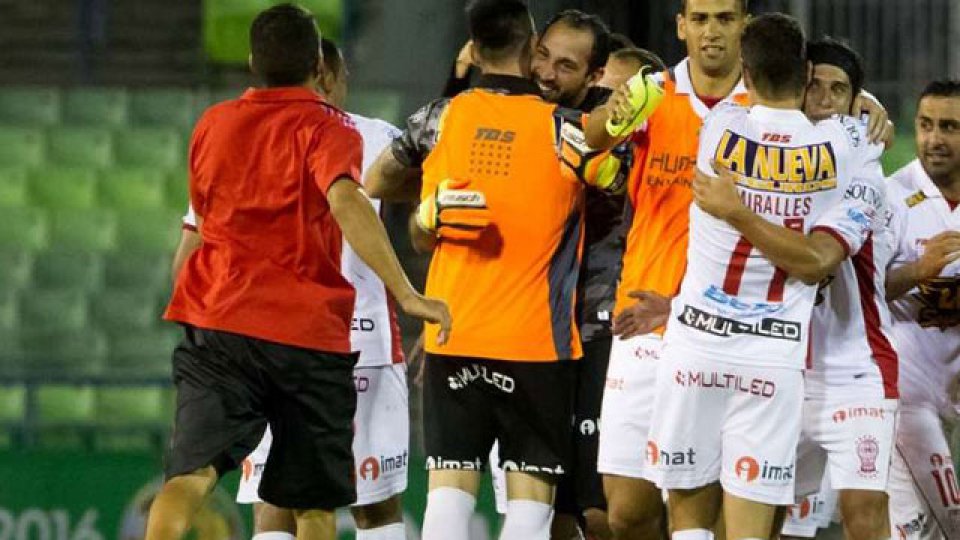 Huracán se metió en la zona de grupos.