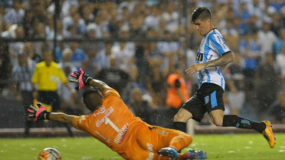 Racing goleó al Bolívar como local y ahora va por Boca.