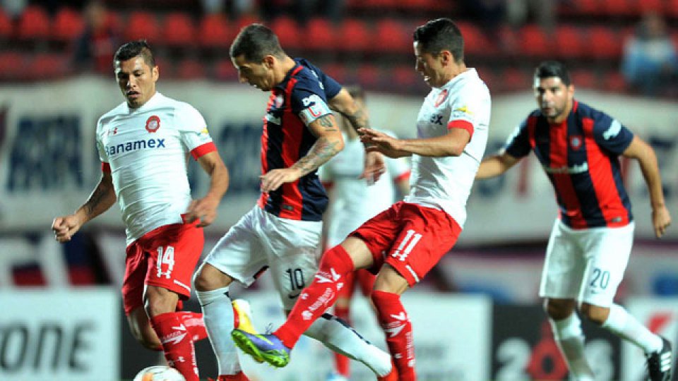 San Lorenzo no pudo con Toluca y se complicó.