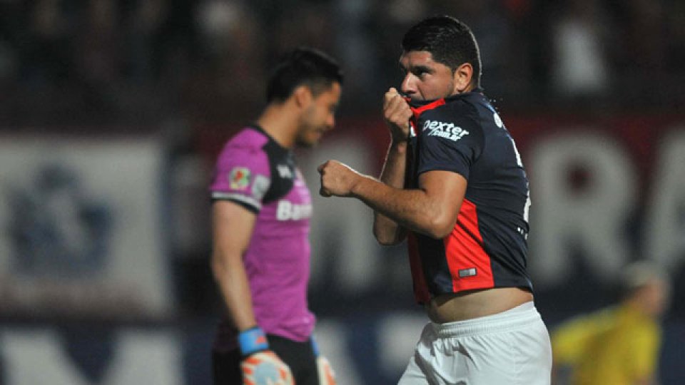 San Lorenzo no pudo con Toluca y se complicó.