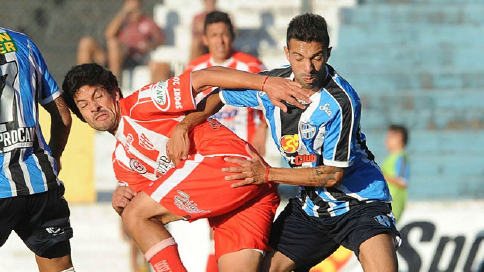 Almagro cortó el invicto del Rojiblanco.