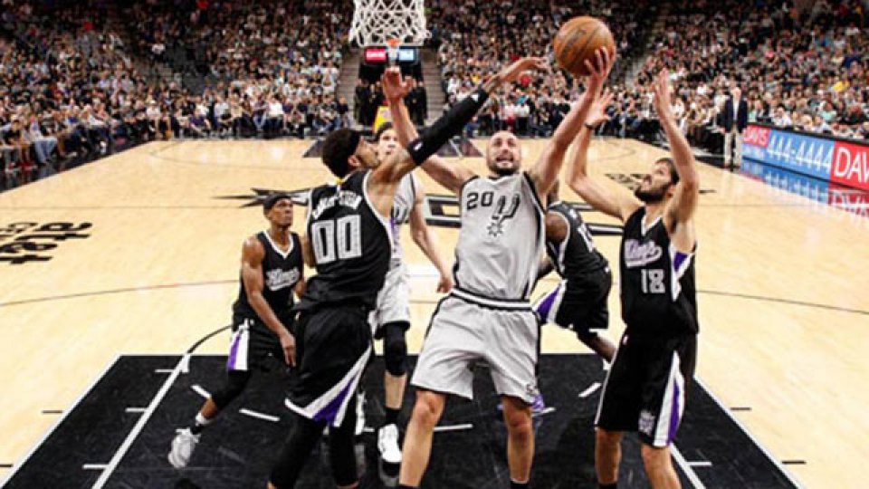 Ginóbili volvió tras la lesión y metió 22 puntos. Ginóbili volvió tras la lesión y metió 22 puntos.