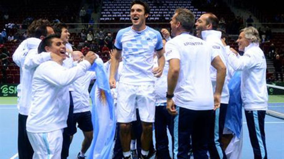 Mayer ganó su partido ante Przysiezny y le dio el pase a Argentina.