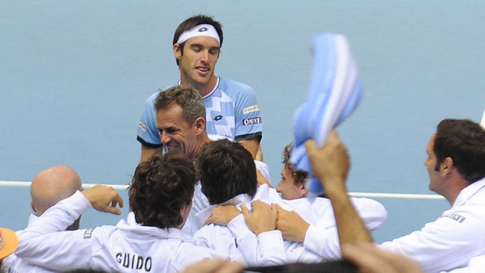 Mayer ganó su partido ante Przysiezny y le dio el pase a Argentina.