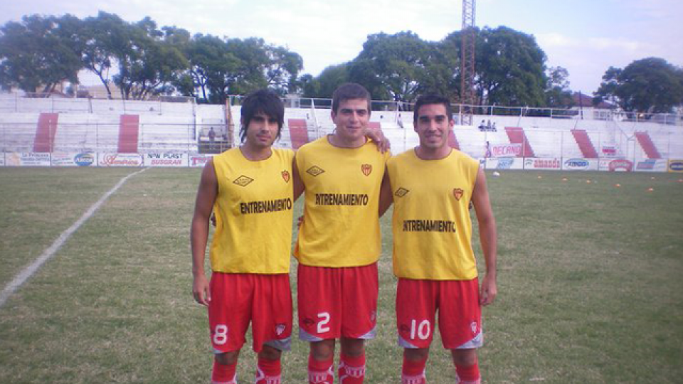 Lautaro Bouchet junto a David Drí y Lizandro Alzugaray en Atlético Paraná