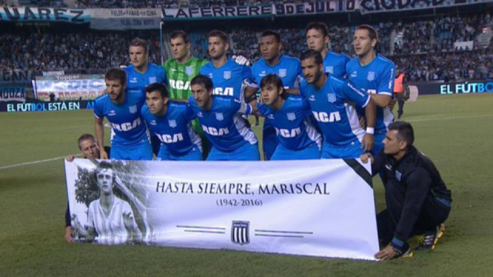 Los jugadores mostraron una bandera que decía &quot;Hasta siempre, Mariscal&quot;.