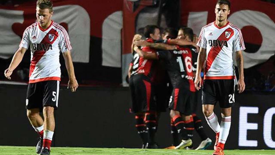 Colón venció con claridad a River y se metió en la pelea.
