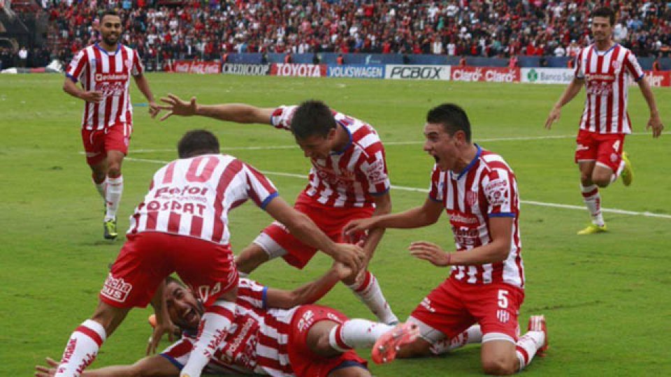 Unión festeja la victoria con goleada como visitante en el clásico.