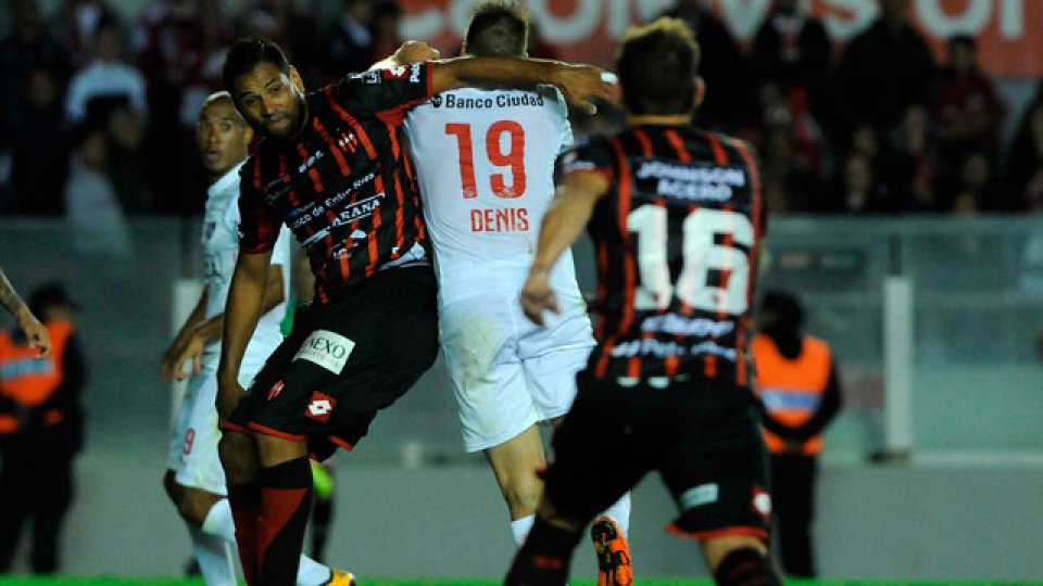 Walter Andrade en la polémica jugada ante Denis.