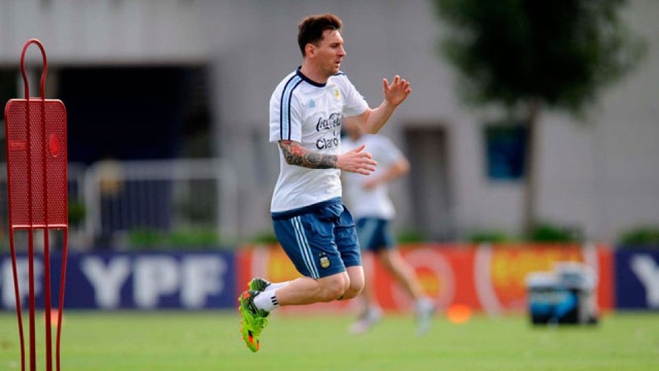 La Pulga es el centro de las miradas en Ezeiza.