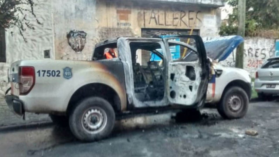 Tiros, patrullero incendiado y suspensión del partido en Remedios de Escalada.