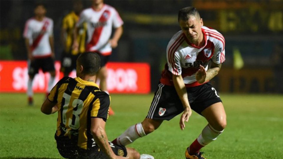 River no la pasó bien ante el Carbonero y fue goleado en Montevideo.