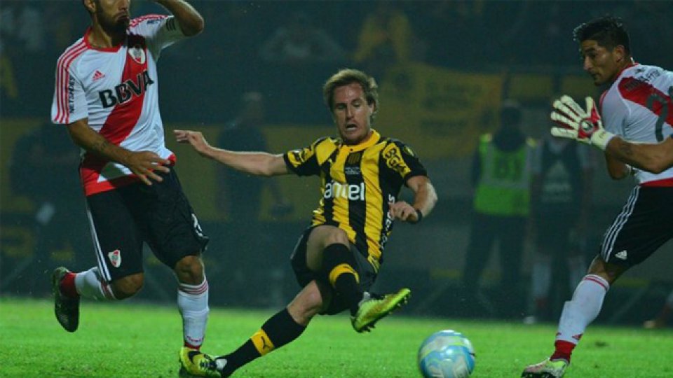 River no la pasó bien ante el Carbonero y fue goleado en Montevideo.