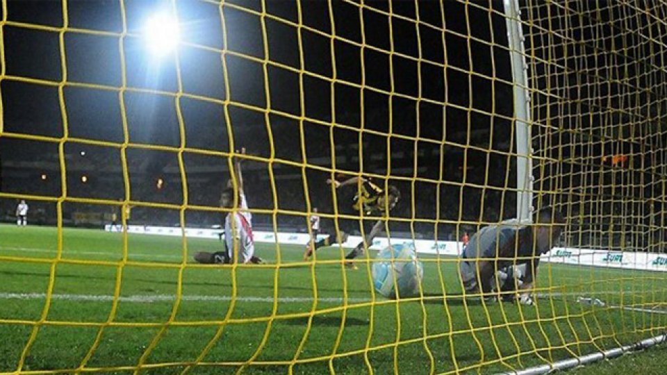 River no la pasó bien ante el Carbonero y fue goleado en Montevideo.