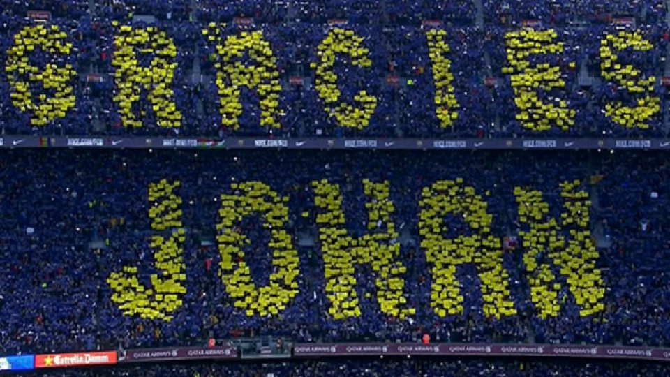 Gran mosaico recordando a Cryuff en un Camp Nou repleto.