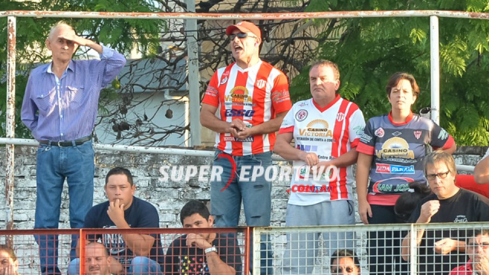 Los hinchas del Gato coparon el Pedro Mutio para acompañar al equipo.