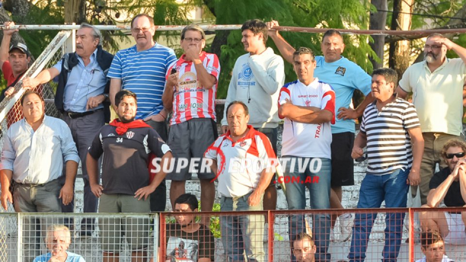 Los hinchas del Gato coparon el Pedro Mutio para acompañar al equipo.