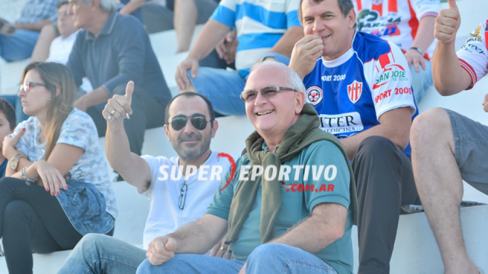 Los hinchas del Gato coparon el Pedro Mutio para acompañar al equipo.